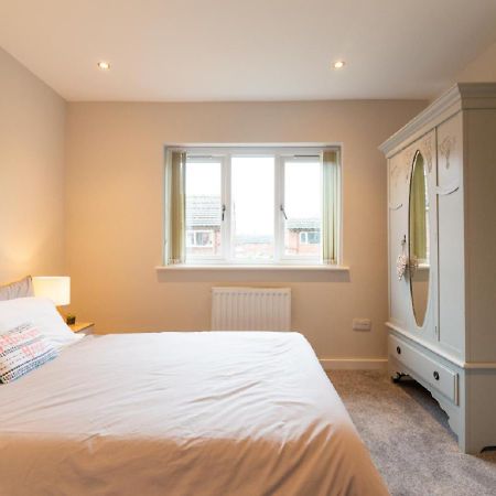 Beautiful 6 Bedroom Holiday Home, Manchester Wythenshawe Ngoại thất bức ảnh