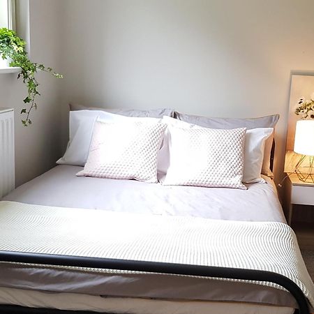 Beautiful 6 Bedroom Holiday Home, Manchester Wythenshawe Ngoại thất bức ảnh