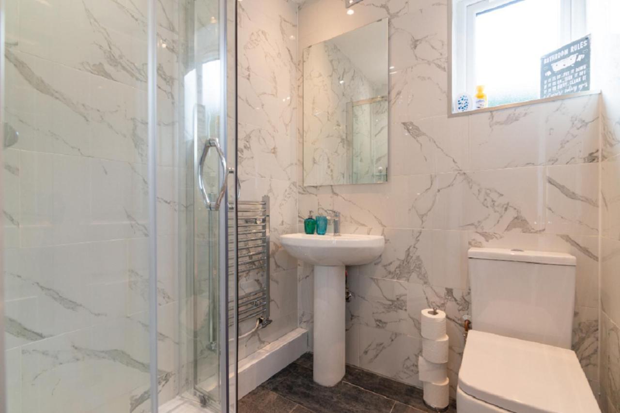 Beautiful 6 Bedroom Holiday Home, Manchester Wythenshawe Ngoại thất bức ảnh