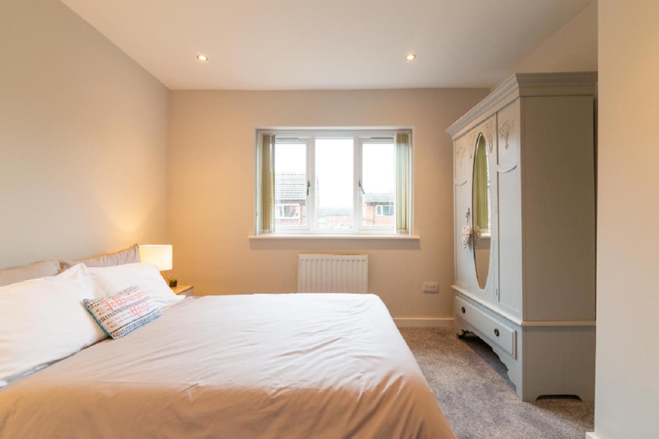 Beautiful 6 Bedroom Holiday Home, Manchester Wythenshawe Ngoại thất bức ảnh