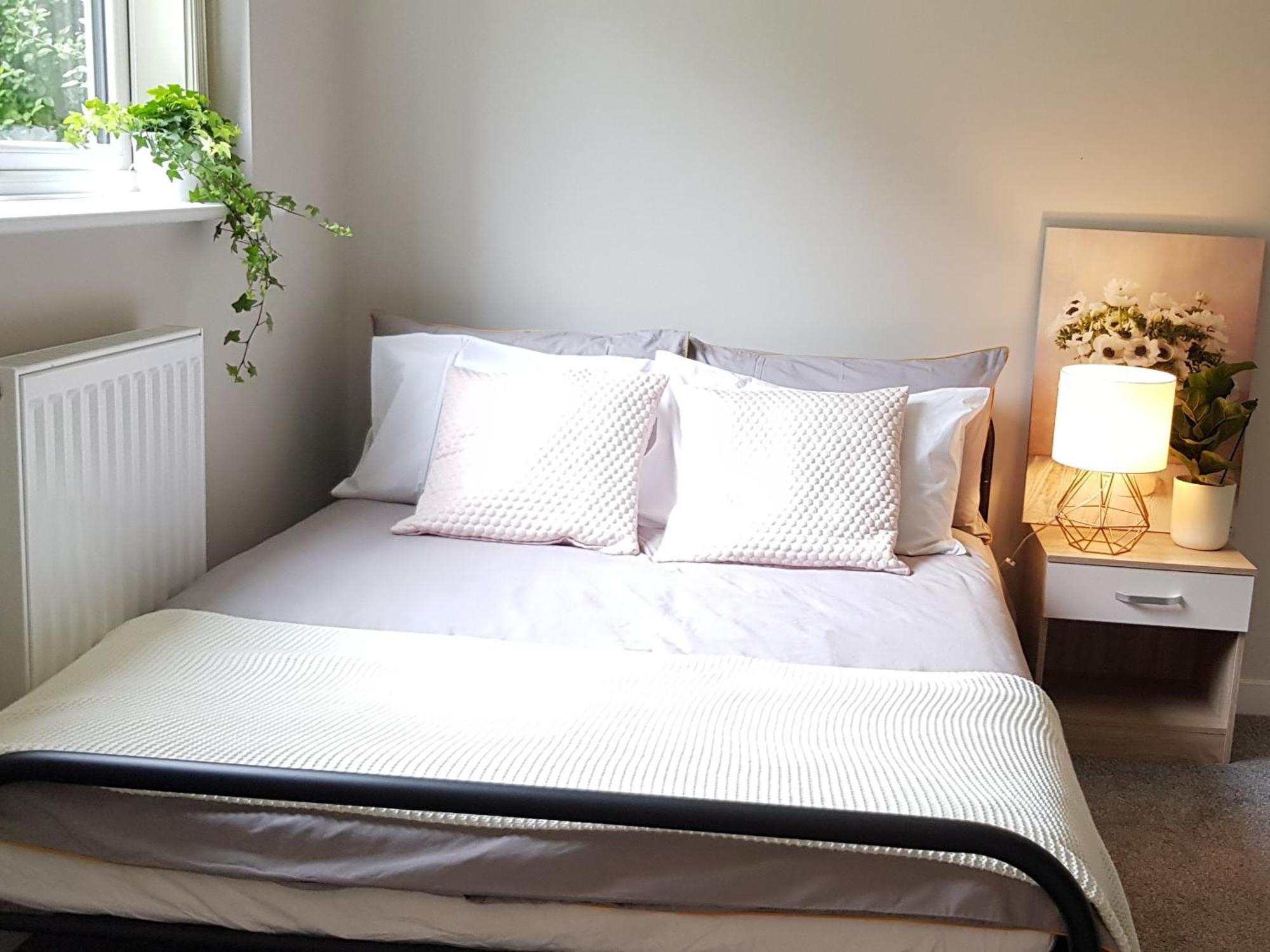Beautiful 6 Bedroom Holiday Home, Manchester Wythenshawe Ngoại thất bức ảnh