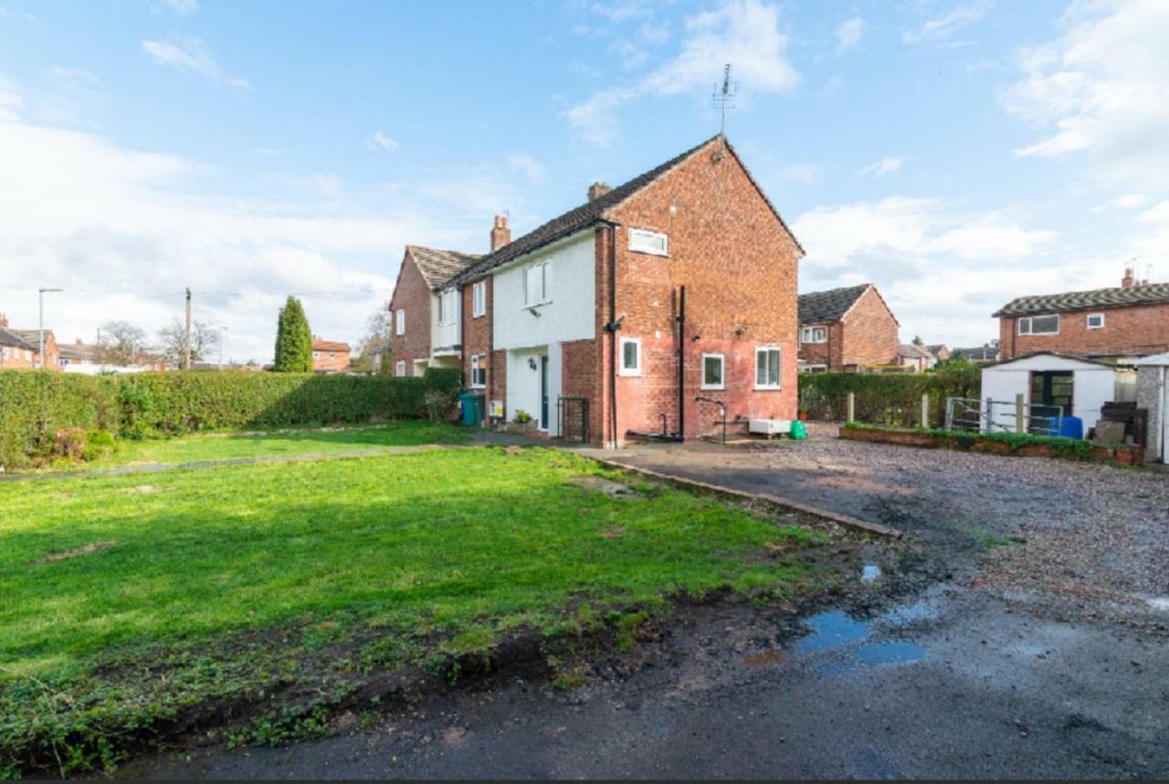 Beautiful 6 Bedroom Holiday Home, Manchester Wythenshawe Ngoại thất bức ảnh
