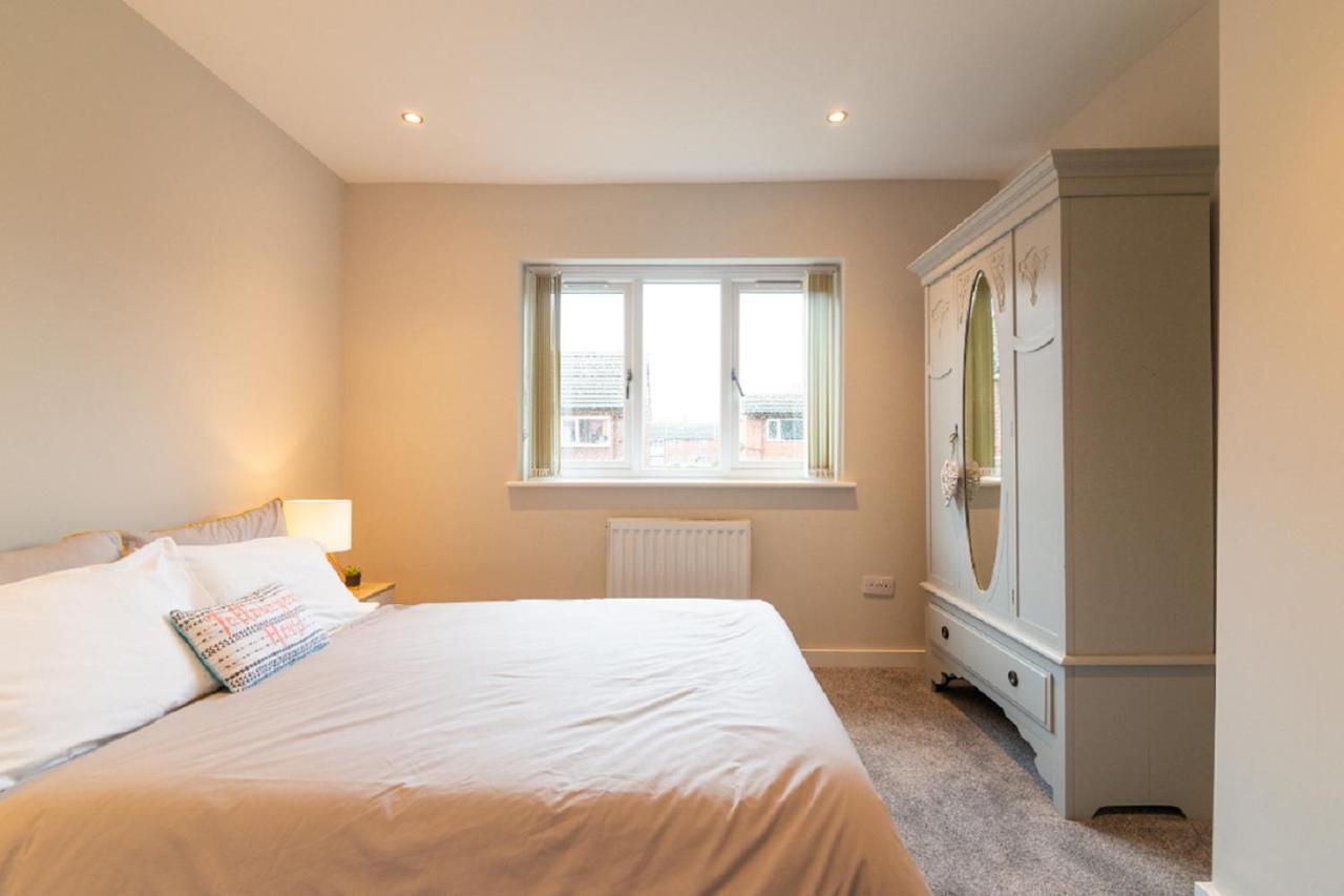 Beautiful 6 Bedroom Holiday Home, Manchester Wythenshawe Ngoại thất bức ảnh