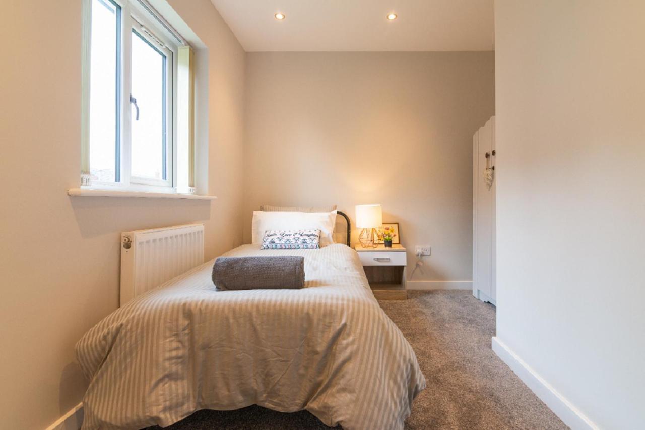 Beautiful 6 Bedroom Holiday Home, Manchester Wythenshawe Ngoại thất bức ảnh