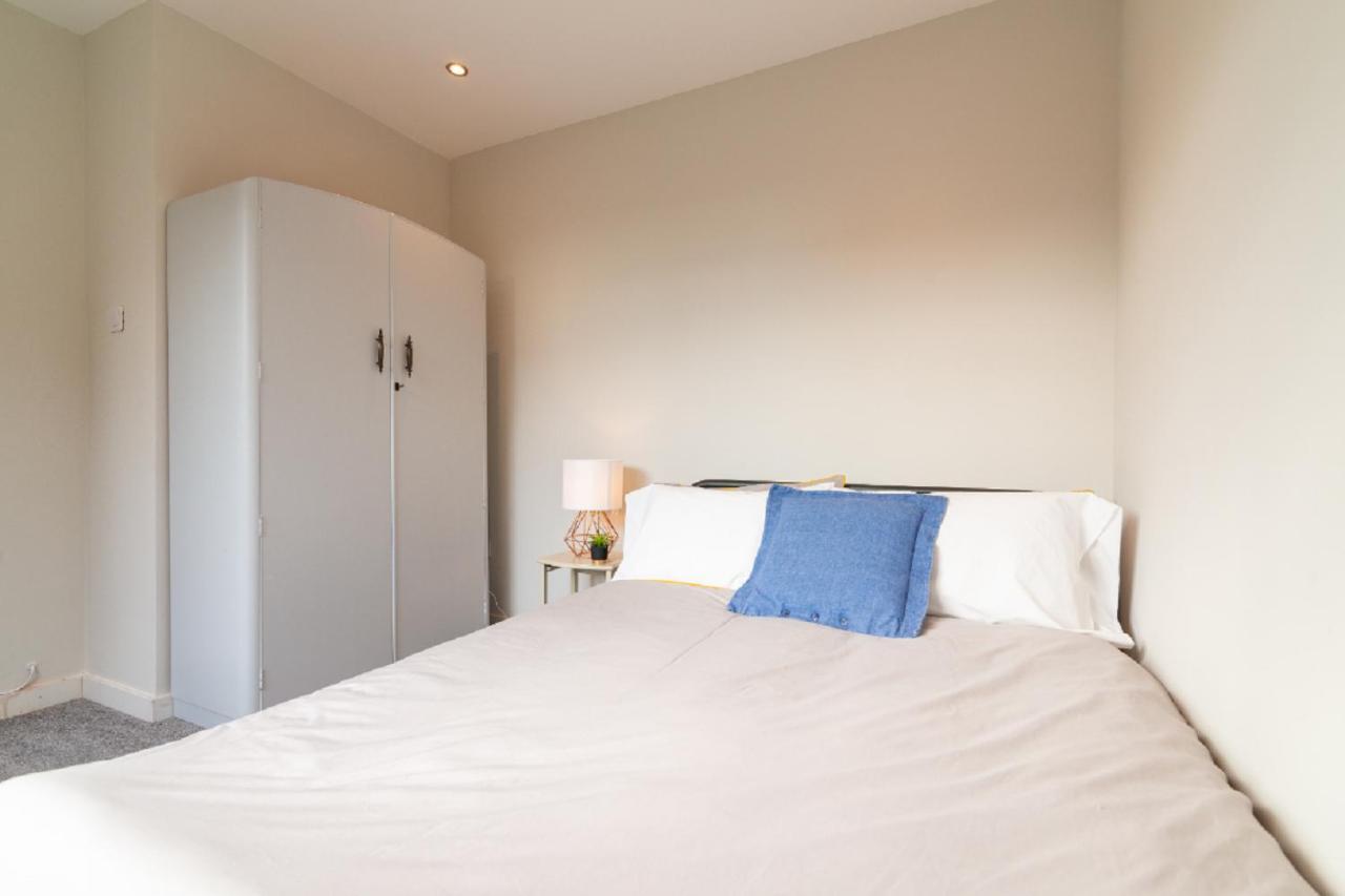 Beautiful 6 Bedroom Holiday Home, Manchester Wythenshawe Ngoại thất bức ảnh